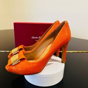 NWT Luxury Classic Chic RARE Authentic Salvatore Ferragamo Orange Python Pumps